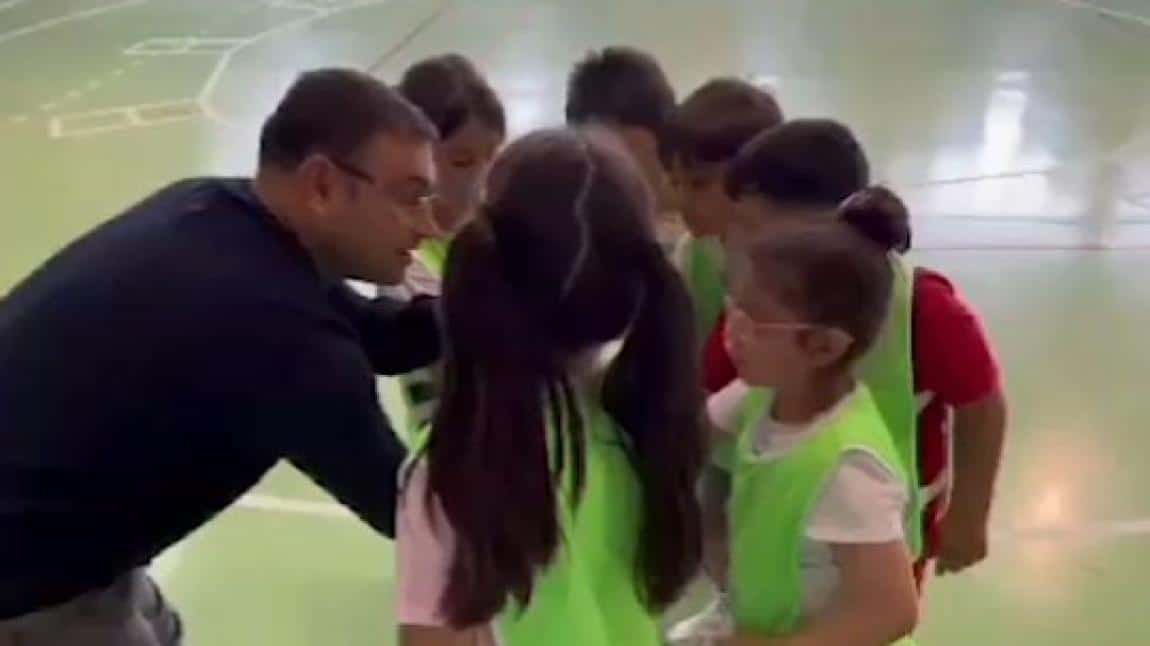 Dumlupınar İlkokulu Geleneksel Çocuk Oyunları 'Yağ Satarım Bal Satarım' oyunu 2/C sınıfı ilçe yarışmasına katıldı